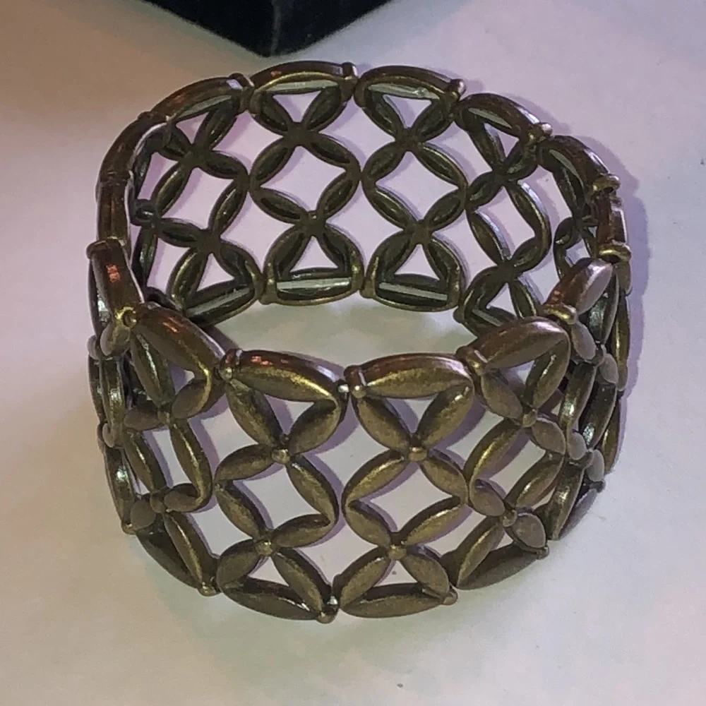 Brass Tone  Openwork Flower-Link Stretch Bracelet